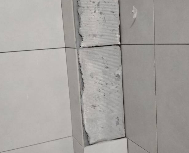 远安瓷砖空鼓维修公司分享下瓷砖施工前基层浇水润湿程度不足，可能导致以下问题